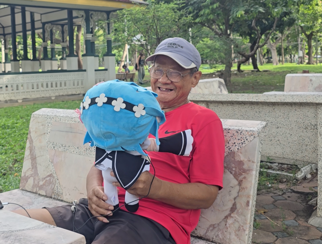 ผู้สูงอายุพูดคุยกับเพื่อนคุย AI อย่างเป็นกันเองระหว่างกิจกรรม